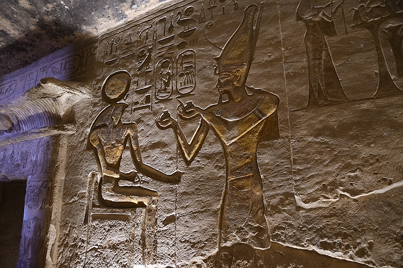 41 MAK_6569.jpg - Ramsete II in piedi mentre compie un'offerta a Ra-Horakhty, riconoscibile dalla testa di falco sormontata dal disco solare e dal cobra sacro. Questa divinità rappresenta la fusione di Ra (dio del sole) e Horus (dio del cielo), incarnando la suprema autorità cosmica.
